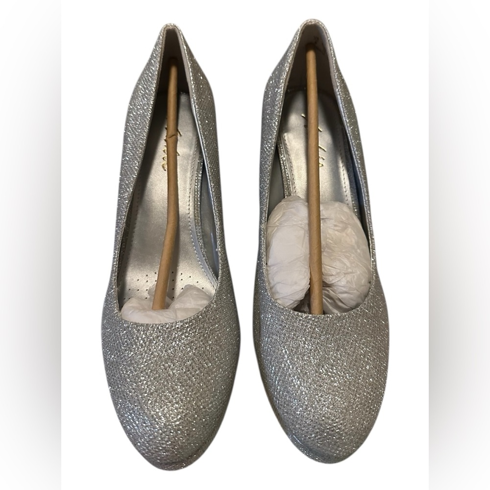 Ankias Silver Glitter Heel – Size 8 M | NEW IN BOX ✨